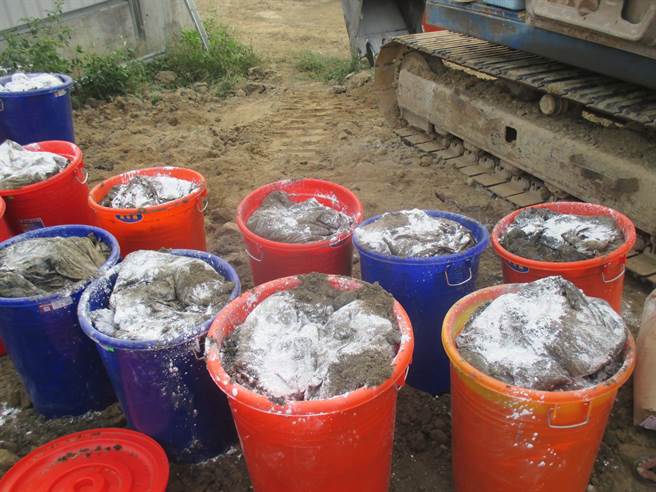 环保局会同相关单位现场开挖，果然挖出大量腐烂尸袋，现场臭气衝天。（嘉义县政府提供∕吕妍庭嘉义传真）