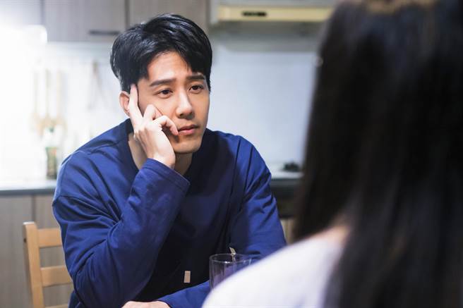 胡宇威剧中被黄薇渟告白。（东森提供）