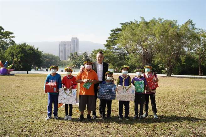 上扬国际建筑团队董事长林聪麟今年特别带领偏乡学童，在耶诞节沈浸艺术生活。图／清景麟教育基金会提供