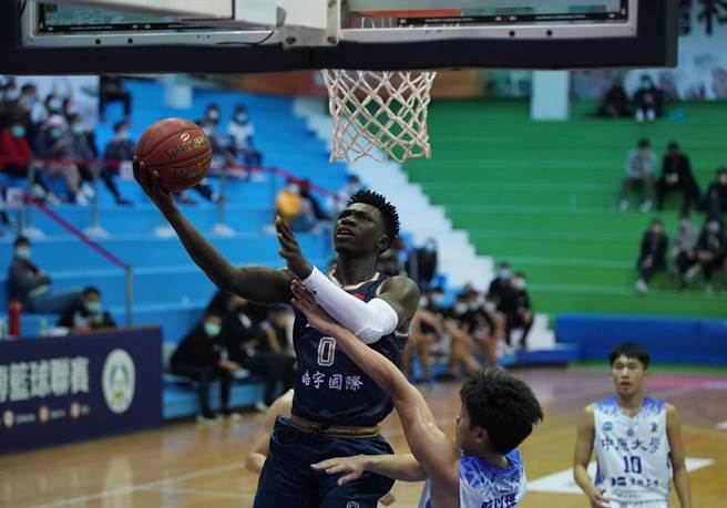 世新阿巴西本季贡献稳定，今天缴出18分、11篮板「双十」数据。（大专体总提供）