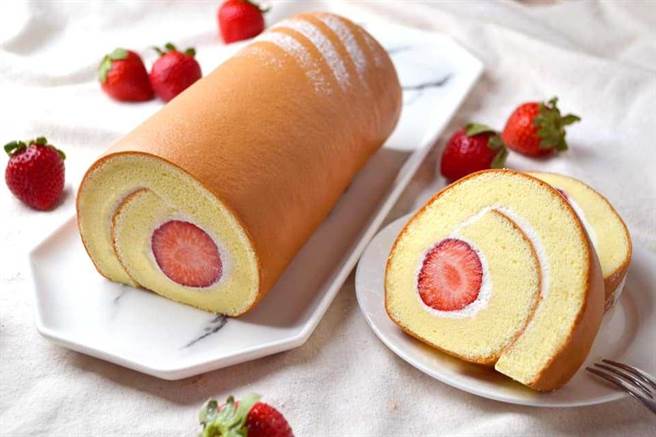「维娜草莓蛋糕卷」完美融合滑顺乳酪与扎实海绵蛋糕，是起司控绝对不能错过的一款。（图／品牌提供）