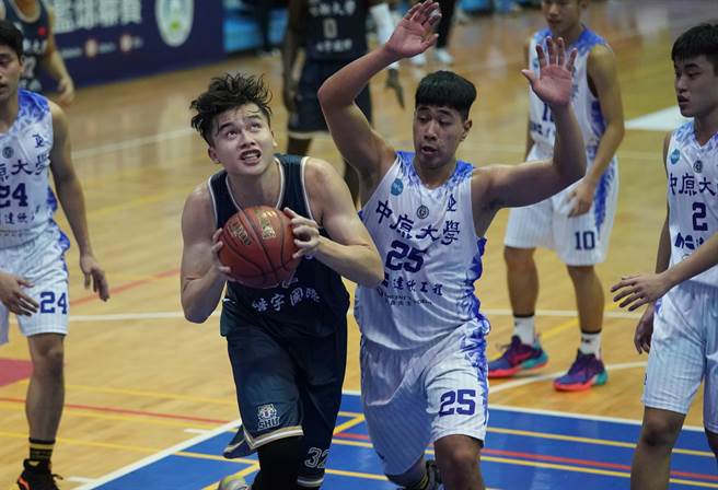 世新吴沛嘉（左）同样缴出「双十」演出，贡献15分、10篮板。（大专体总提供）