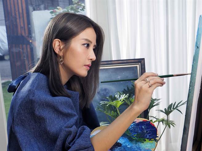 李宣榕为新歌MV上阳明山取景。（福茂唱片提供）