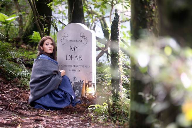 李宣榕为新歌MV上阳明山取景。（福茂唱片提供）