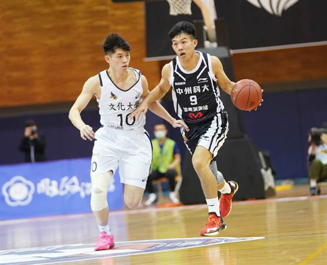 中州科大主控陈柏宏（右）在上一阶段右膝前十字韧带断裂，不过仅仅休息三周后归队上场，决定球季后再开刀。（大专体总提供）