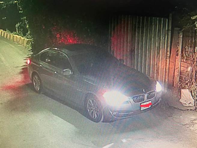 家门口惊见沾满子孙套套 屋主曝监视器：BMW男女猛烈车震(图片取自/爆怨公社)