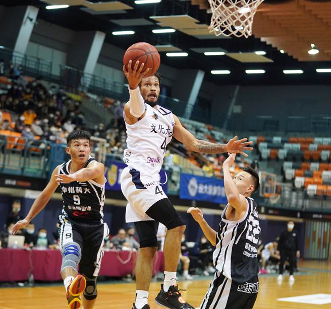 文化大学诺曼（中）调整心态，今天打出个人本季最佳表现，攻下29分、10篮板、5抄截。（大专体总提供）