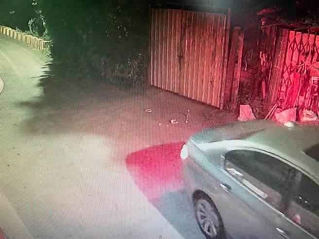 BMW留下一坨垃圾(图片取自/爆怨公社)