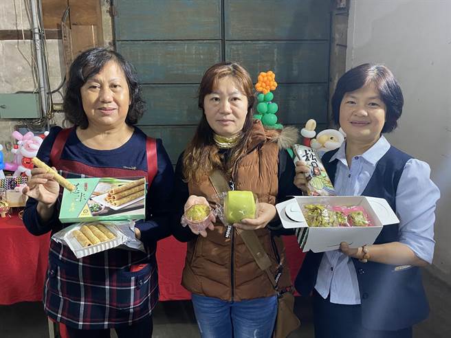 桃園區農會在桃改場、食品研究所輔導下研發出有機小松菜粉末，結合「桃仔園烘焙工作坊」烘焙技術，生產小松米蛋捲、小松饅頭等，天然健康又療癒。（蔡依珍攝）