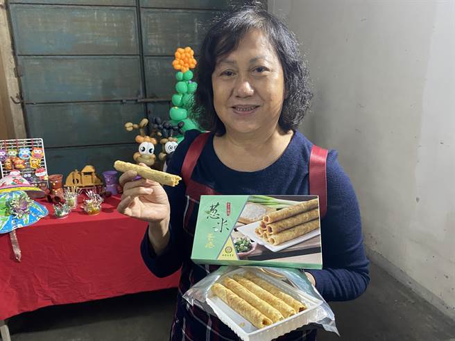 桃園區農會在桃改場、食品研究所輔導下研發出有機小松菜粉末，結合「桃仔園烘焙工作坊」烘焙技術，生產小松米蛋捲、小松饅頭等，天然健康又療癒。（蔡依珍攝）