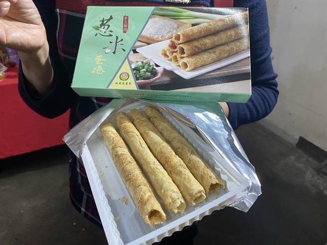 桃園區農會在桃改場、食品研究所輔導下研發出有機小松菜粉末，結合「桃仔園烘焙工作坊」烘焙技術，生產小松米蛋捲、小松饅頭等，天然健康又療癒。（蔡依珍攝）