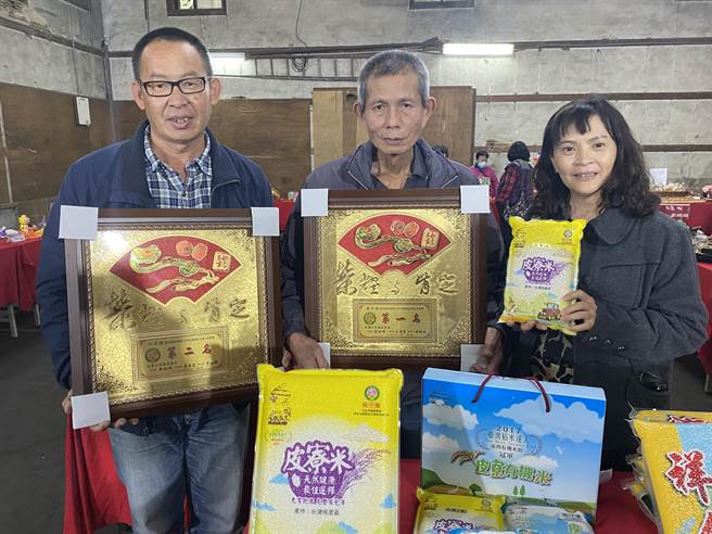 鼓勵農民種好米，桃園區農會舉辦台灣稻米達人冠軍賽，24日競賽出爐，同為桃園區稻米產銷班第三班的簡志修（中）和呂理陽（左）包辦前兩名。（蔡依珍攝）