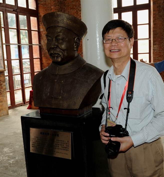 福建船政創辦人、晚清一代名臣左宗棠玄孫左煥琨，與展廳內展示的左宗棠塑像合影。（中新社資料照片）