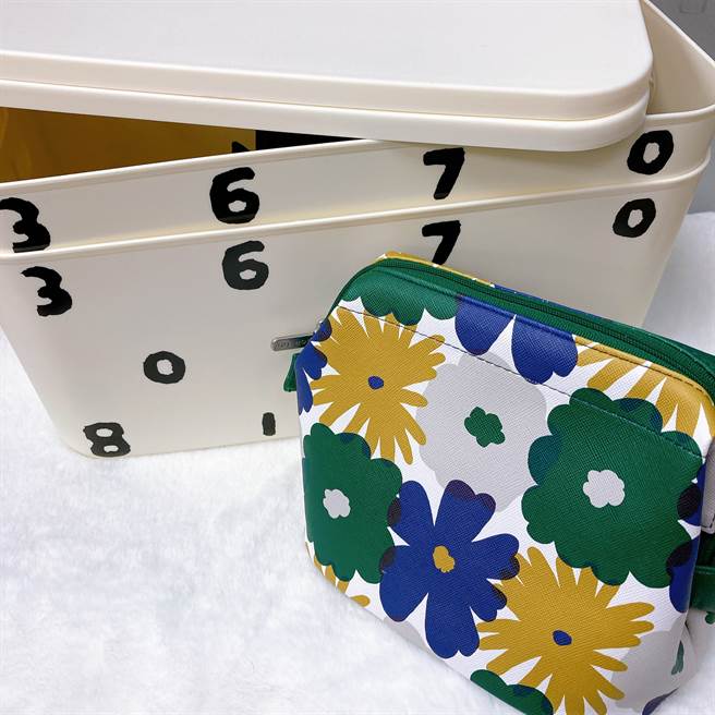 简约风收纳盒，附盖子可防尘；超能装万用收纳包，大容量适合彩妆控当做化妆包使用！（邱映慈摄）