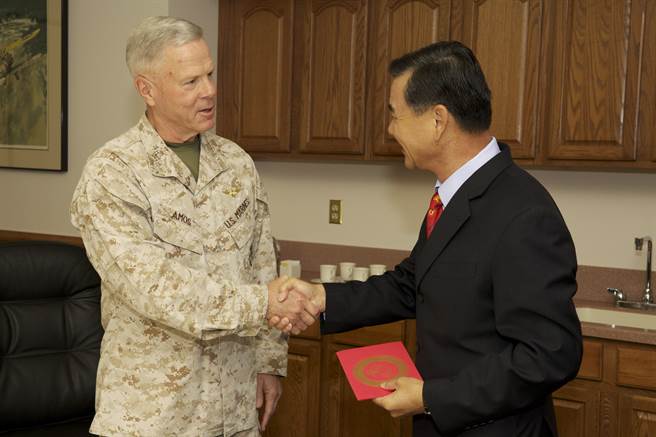 罗斯曼认为，川普大胆推进与臺湾安全合作，让臺湾川粉忧心拜登上任，此景不但不復见，臺湾更遭牺牲。图为臺湾陆战队中将潘进隆(右)访美，与美陆战队将领阿莫斯(左)交换礼物。(图/DVIDS)