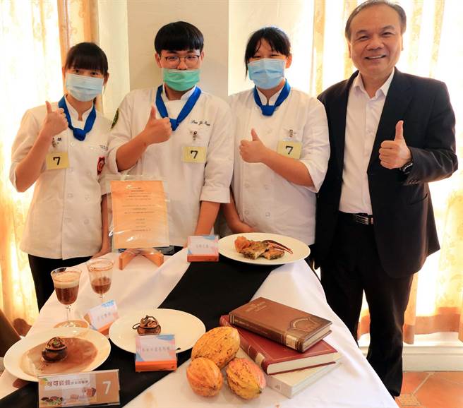 为了推广屏东可可，美和科大举办「从农场到餐桌—可可套餐厨艺挑战赛」，第一名由屏荣高中「可可突击队」获得。（潘建志摄）