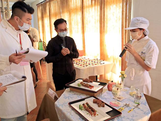为了推广屏东可可，美和科大举办「从农场到餐桌—可可套餐厨艺挑战赛」，邀请高中职、五专学生以可可入菜，创作更多特色料理。（潘建志摄）