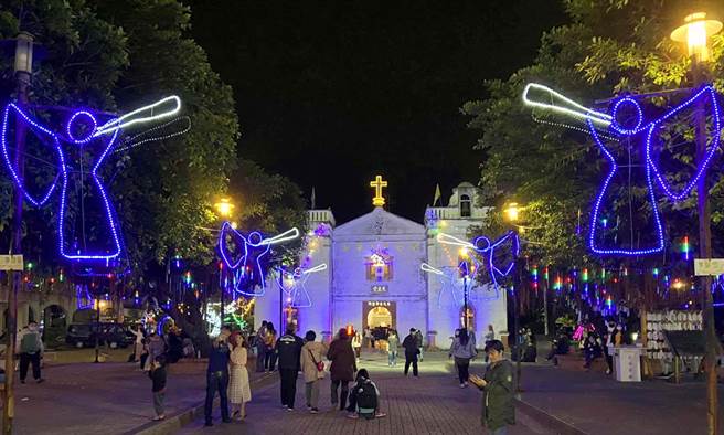 庆祝耶诞节，万金圣母圣殿24日晚间举行迎圣婴游行及子夜弥撒，许多游客到圣殿参观，感受耶诞氛围。（潘建志摄）