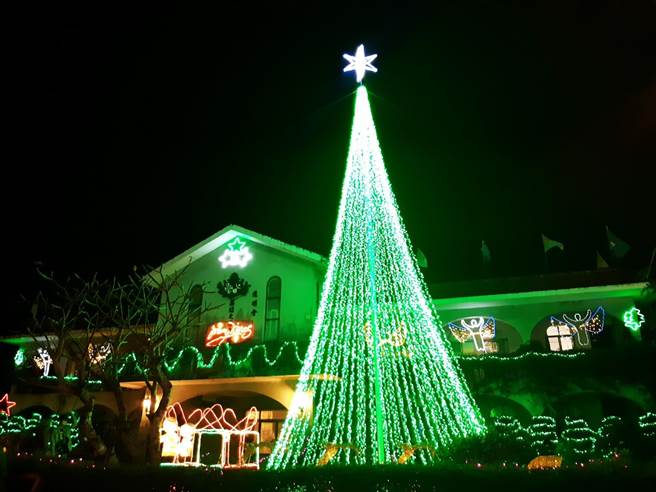 庆祝耶诞节，万金圣母圣殿24日晚间举行迎圣婴游行及子夜弥撒，许多游客到圣殿参观，感受耶诞氛围。（潘建志摄）