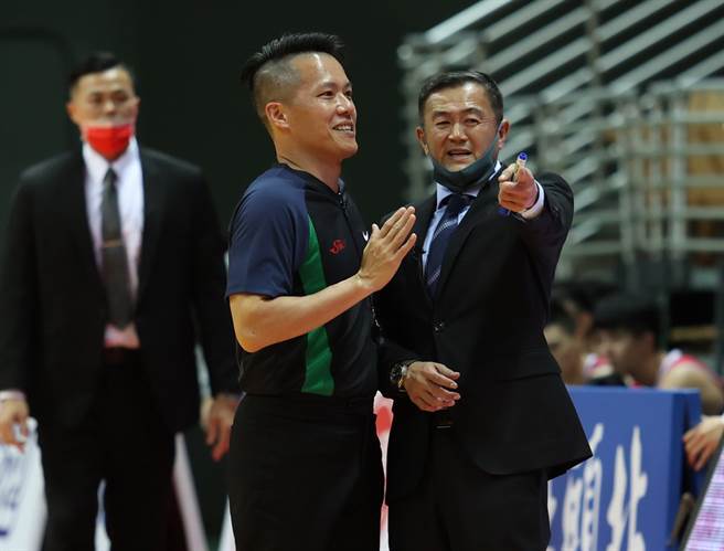 九太总教练刘嘉发(右)24日不仅输了比赛，赛前自己买3个月的新车还被追撞。(中华篮协提供)
