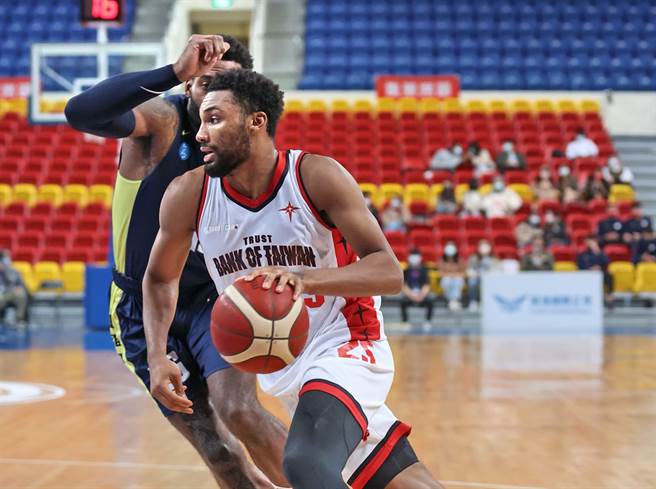 歷经4天的调整休养，台银洋将艾尔文24日拿下准大三元的精采表现。(中华篮协提供)