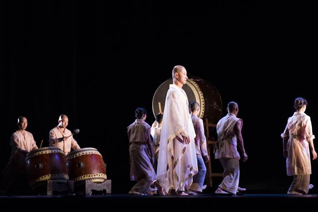 優人神鼓翻修舊作《與你共舞》，讓音樂總監黃誌群親自敘說自身生命故事。（優人神鼓提供）