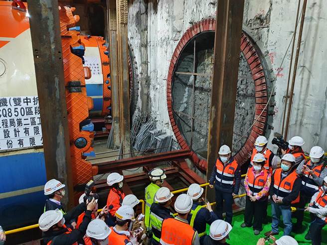 新北市长侯友宜24日上午前往捷运万大线永平国小站视察，了解新北境内首座潜盾机发进准备作业。（叶书宏摄）