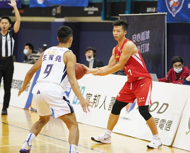 台湾师大黄泓谕（右）今天进帐13分。（大专体总提供）