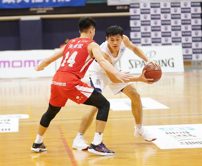 台湾艺大林均濠（右）11分、8篮板表现不错。（大专体总提供）