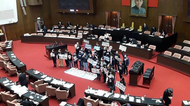 立法院今早展开莱猪表决大战，在歷经近12小时车轮战，院会终在晚间9点半处理完所有议案，但在野党提出的修法草案、关键的附带决议，确定均遭民进党封杀。（朱真楷摄）