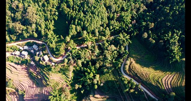 云南省台办协调资金为村民修建了9.1公里水泥路，极大便利了村民出行。（照片由云南省台办提供）