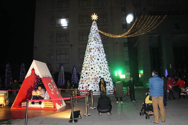 苗栗县政府首办耶诞晚会，结合菁市集、星光音乐会，打造8公尺高的雪白耶诞树等营造白色耶诞村意象。（何冠娴摄）