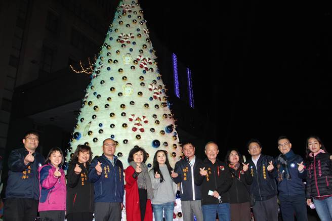 苗栗县政府首办耶诞晚会，结合菁市集、星光音乐会，打造8公尺高的雪白耶诞树等营造白色耶诞村意象，24日晚间点灯启动。（何冠娴摄）