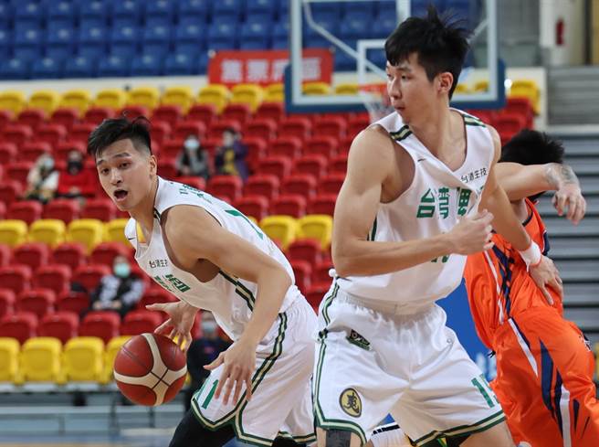靠着队友范士恩强力掩护，黄聪翰顺利找到突破运球空间。(中华篮协提供)