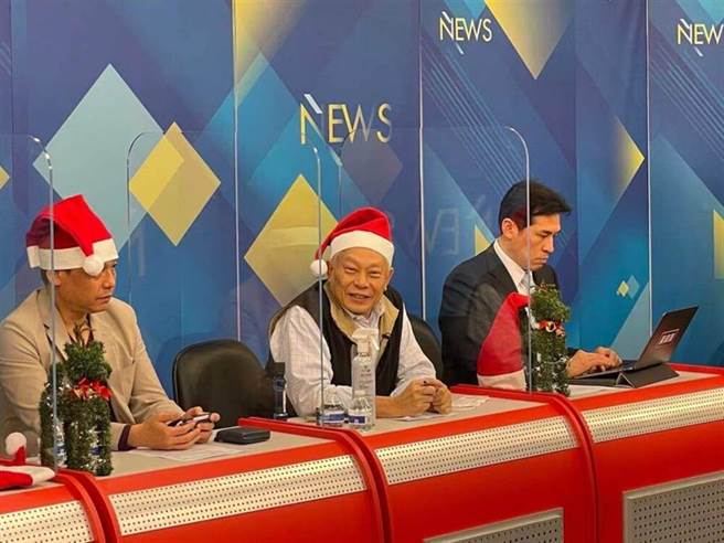 蔡衍明（中）首次参加政论节目。（摘自脸书）