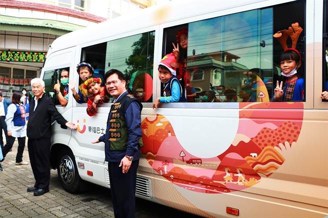 交通部为改善偏乡公共运输，在法规松绑后选择满州乡为示范点，整合各部会资源导入NGO服务打造「幸福巴士2.0」，并于平安夜启航。（谢佳潾摄）