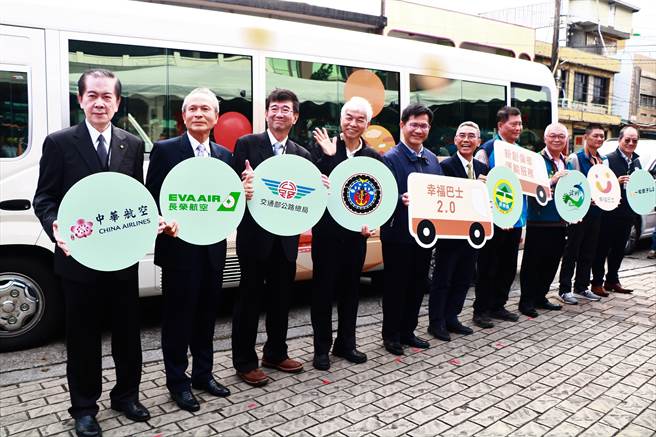 交通部为改善偏乡公共运输，在法规松绑后选择满州乡为示范点，整合各部会资源导入NGO服务打造「幸福巴士2.0」，并于平安夜启航。（谢佳潾摄）