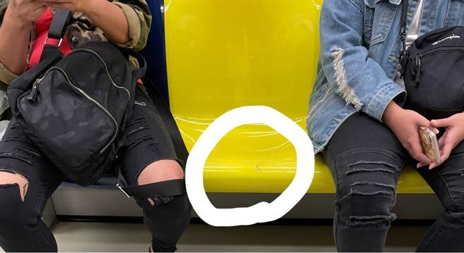 有女子经血流在椅子上，事后却没清洁就直接下车闪人，还呛提供纸巾的好心人「没有人看到后还会坐那里啦」，引爆网友怒火。(图／爆怨2公社)