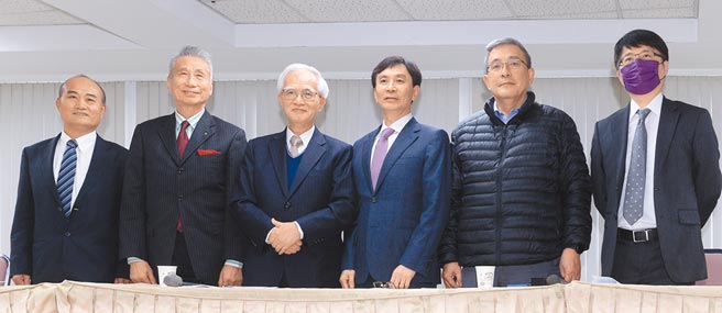 大同公司23日举行记者会宣布包括新任董事长在内高阶主管，图左起大同独立董事王金来、尚志资产董事长王光祥、大同董事长卢明光、总经理锺依文、副总戴丰树及执行副总彭文杰等一同出席。图／王德为