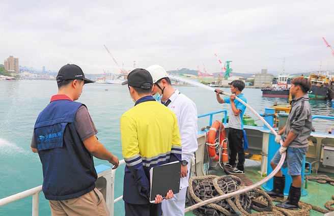 验船中心验船师与航港局检查员共同登轮，确认船员熟稔各项灭火装备操作且状态正常可供紧急状况使用。图／验船中心提供