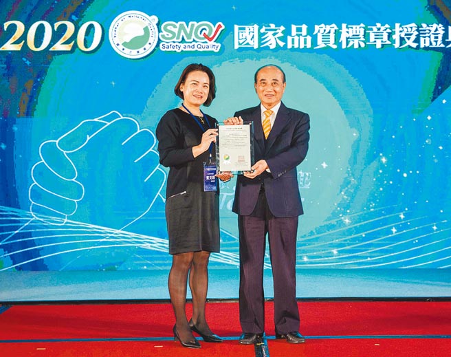 橙心国际总经理宾文瑛（左）荣获2020年SNQ国家品质标章授证。图／橙心国际提供