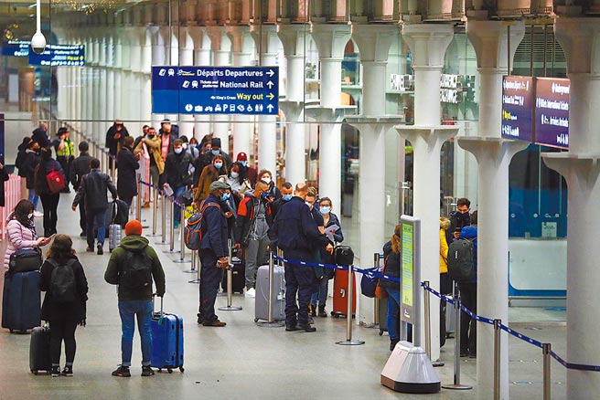 出现在英国且传染力更强的变种新冠病毒肆虐。美国疾病控制及预防中心（CDC）和白宫首席传染病专家佛奇皆表示，变种病毒很有可能已传入美国。（路透）