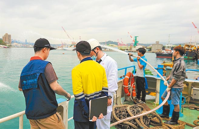 验船中心验船师与航港局检查员共同登轮，确认船员熟稔各项灭火装备操作且状态正常可供紧急状况使用。（验船中心提供／潘千诗台北传真）