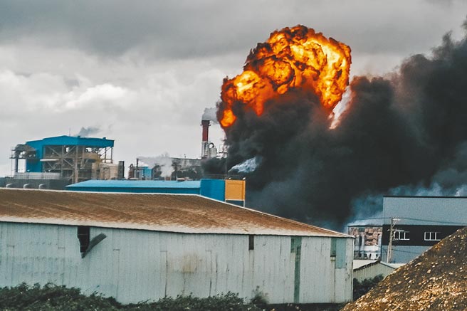 旭富制药大火案，桃园市长郑文灿点名旭富存放过量金属钠，申报不实还隐匿，将消防员置于风险之中，重罚70万元。（郭吉铨摄）