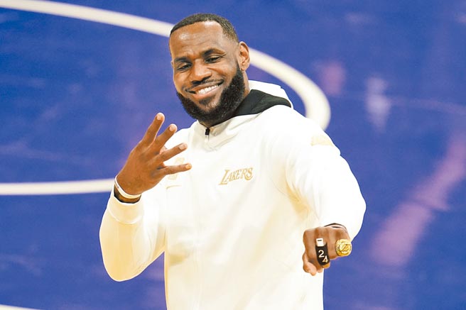 詹姆斯得意秀出个人生涯第4枚NBA总冠军戒指。（美联社）