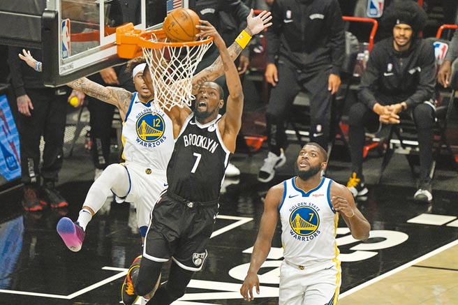 杜蘭特首次披上籃網球衣出賽，以雷霆萬鈞之勢雙手扣籃得分，NBA開幕周收視率比上賽季同期飆升67%。（美聯社資料照）