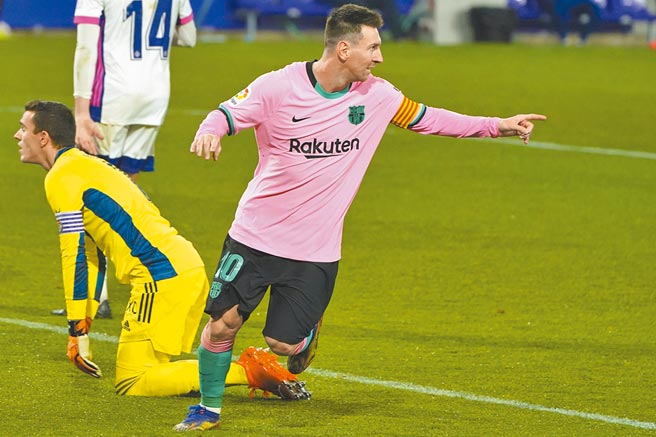 梅西攻入巴塞隆纳的第3球，巴亚多利门将只能徒呼负负。（美联社）