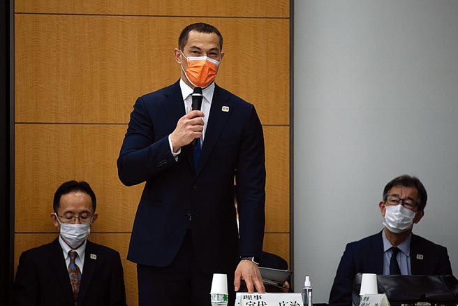 前奥运金牌名将、日本体育厅长室伏广治在东奥执行委员会议进行开场致词。（路透）