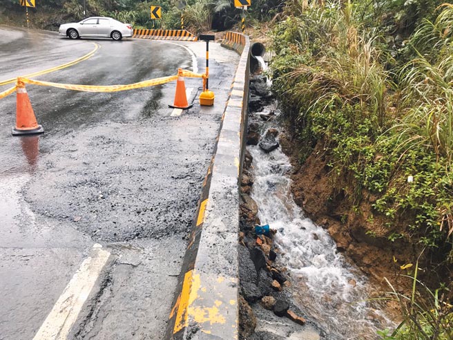 基隆市政府工务处使用混凝土填补坑洞，仍需时间等待凝固。（陈彩玲摄）