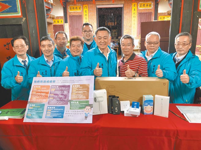 金门县长杨镇浯（中）带领县府团队向乡亲报告就职2周年施政成果。（李金生摄）
